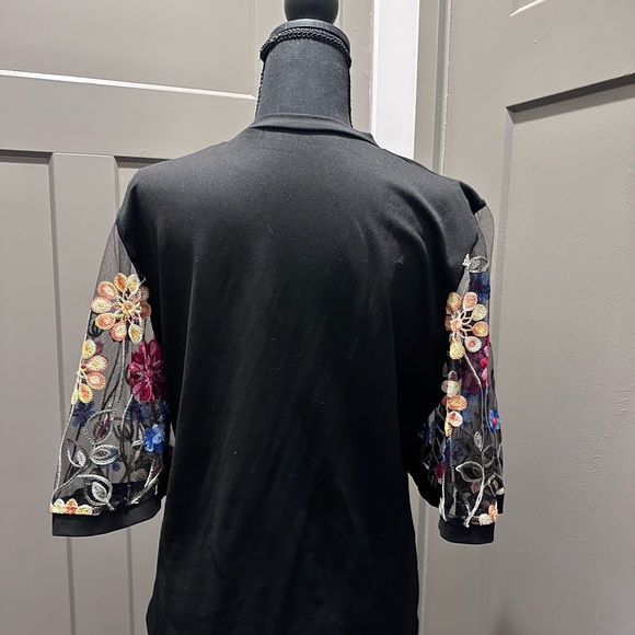 Source Unknown Black Blouse with Floral Sleeves - Picture 2 of 4